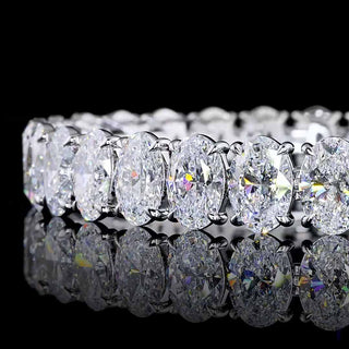 Oval lab-grown diamond tennis bracelet with 30 carats total weight in white gold, featuring 100-point diamonds on a 7-inch chain.