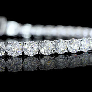 Round lab-grown diamond tennis bracelet with 9 carats total weight, 46 diamonds, set in white gold, 7-inch length.